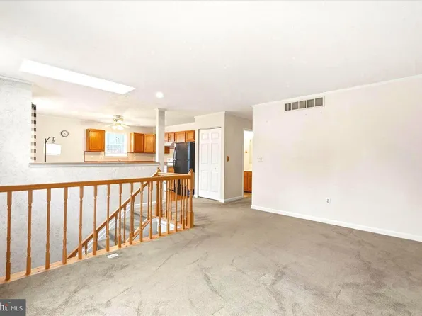 810 205th St, Pasadena, MD 21122