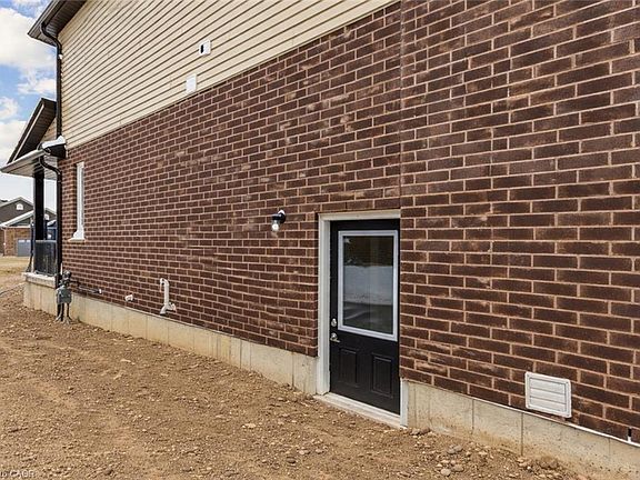 3rd image of 123 Maple St