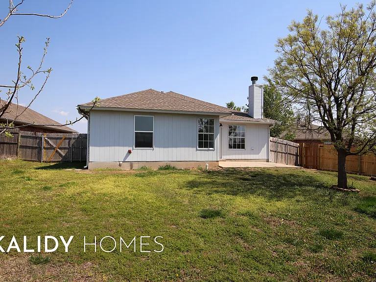 1400 Buena Vista Cir — Photo 6