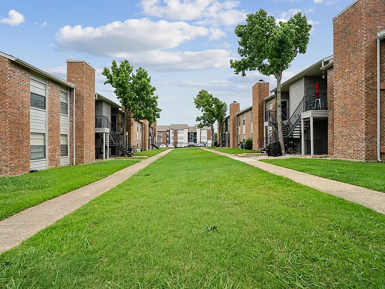 Brookstone & Terrace — Photo 11