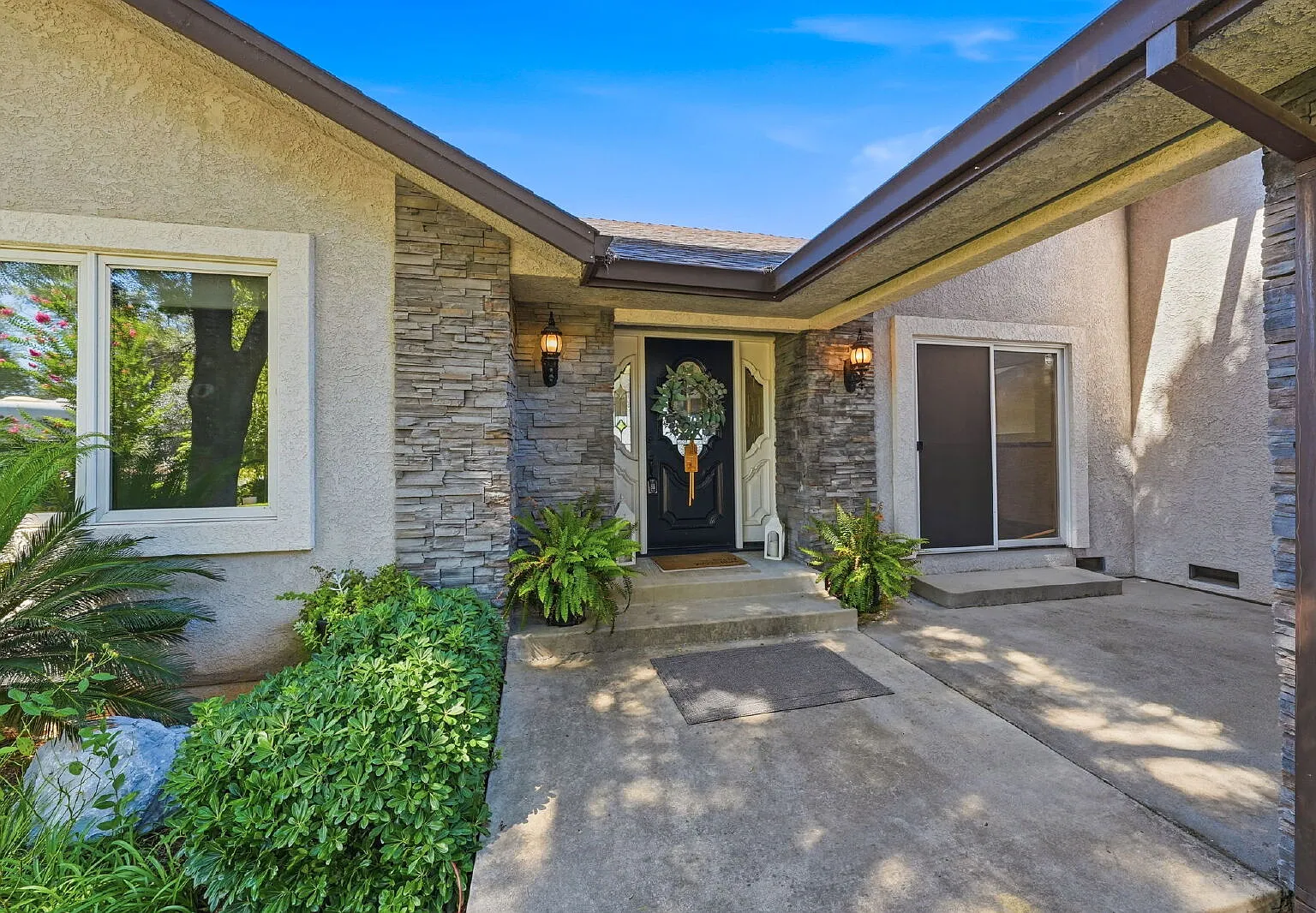 3 bed, 2.5 bath, 2460 sqft, $2,995 — Photo 3