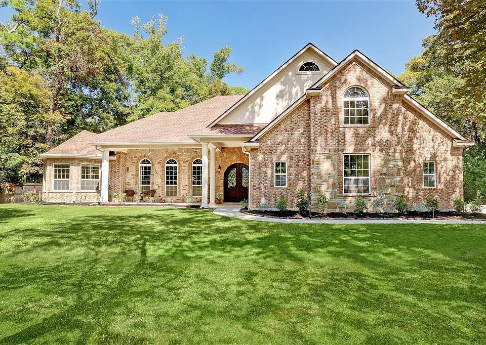 Spacious 1.5 custom home in Benders Landing!