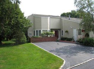 22 Doral Ln, Bay Shore, NY 11706