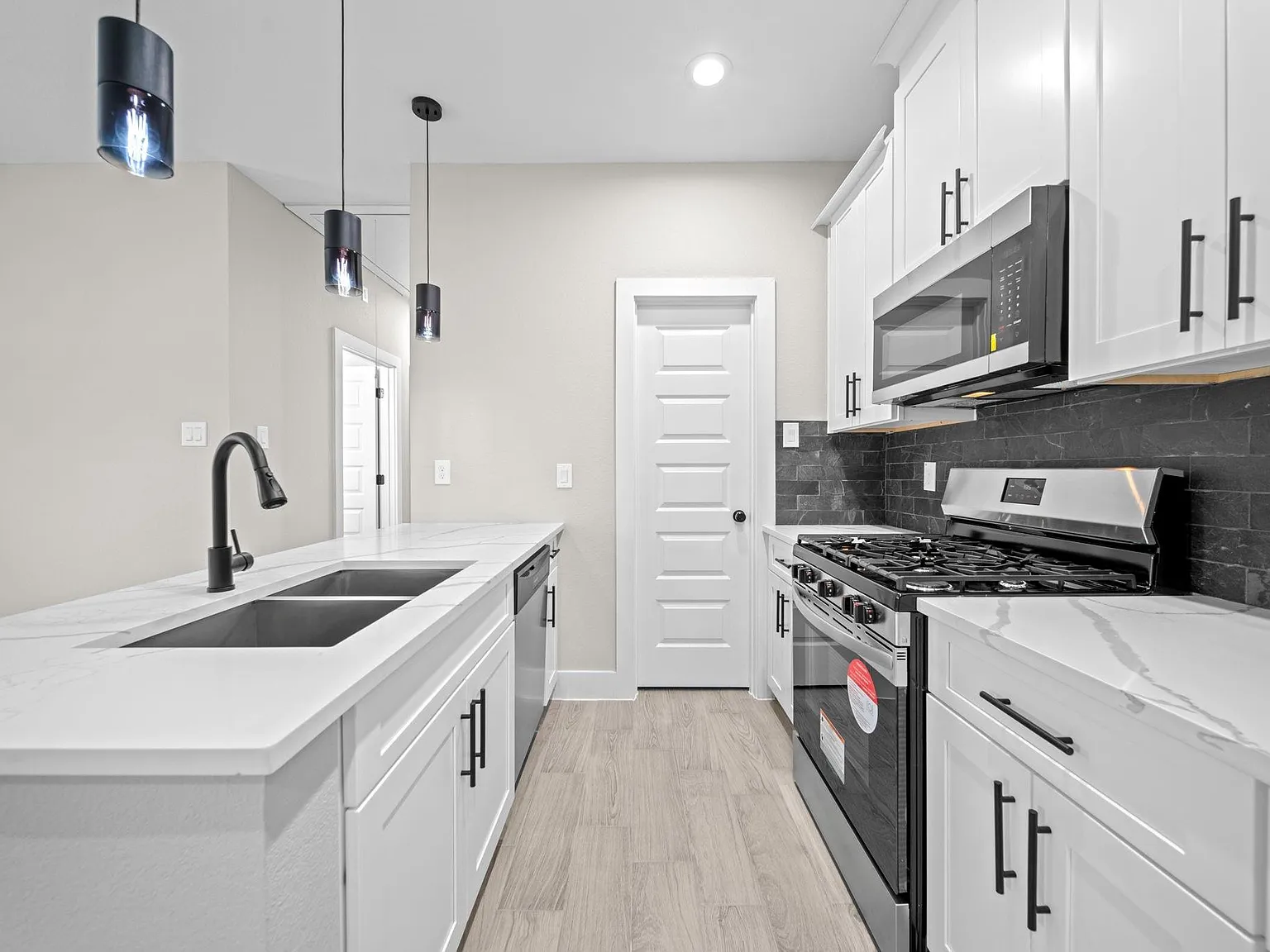 3 bed, 2.0 bath, 1325 sqft, $1,795 — Photo 3
