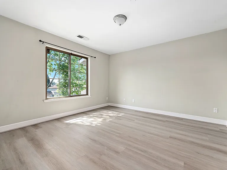 562 Lambert Ter — Photo 24
