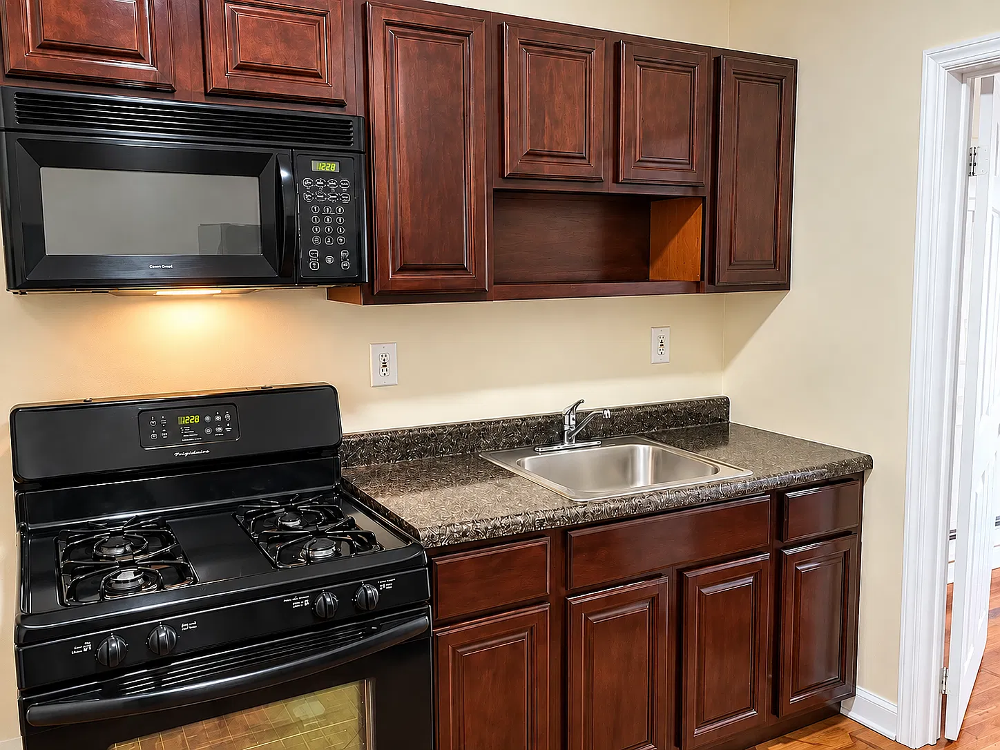 Studio, 550 sqft, $1,295 — Photo 2
