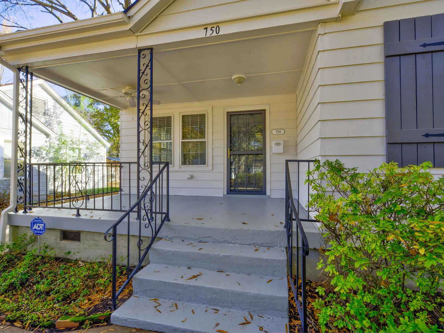 3 bed, 1300 sqft, $1,700 — Photo 2