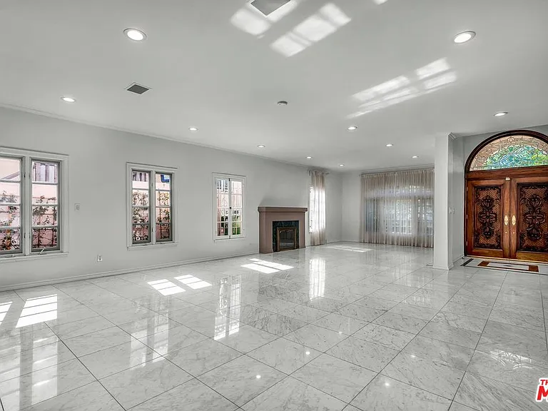 10810 Rochester Ave — Photo 32