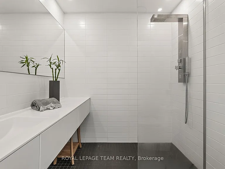 142 Ivy Cres #2 — Photo 25