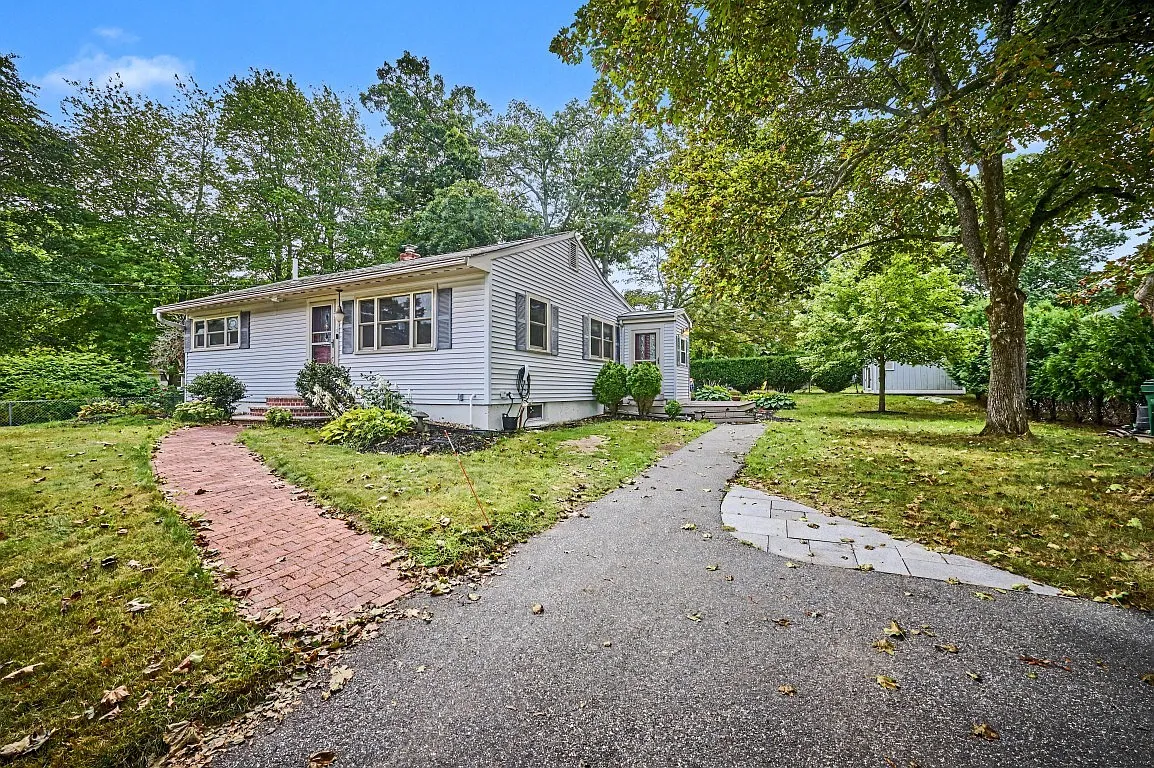 3 bed, 1.0 bath, 1540 sqft, $3,800 — Photo 2