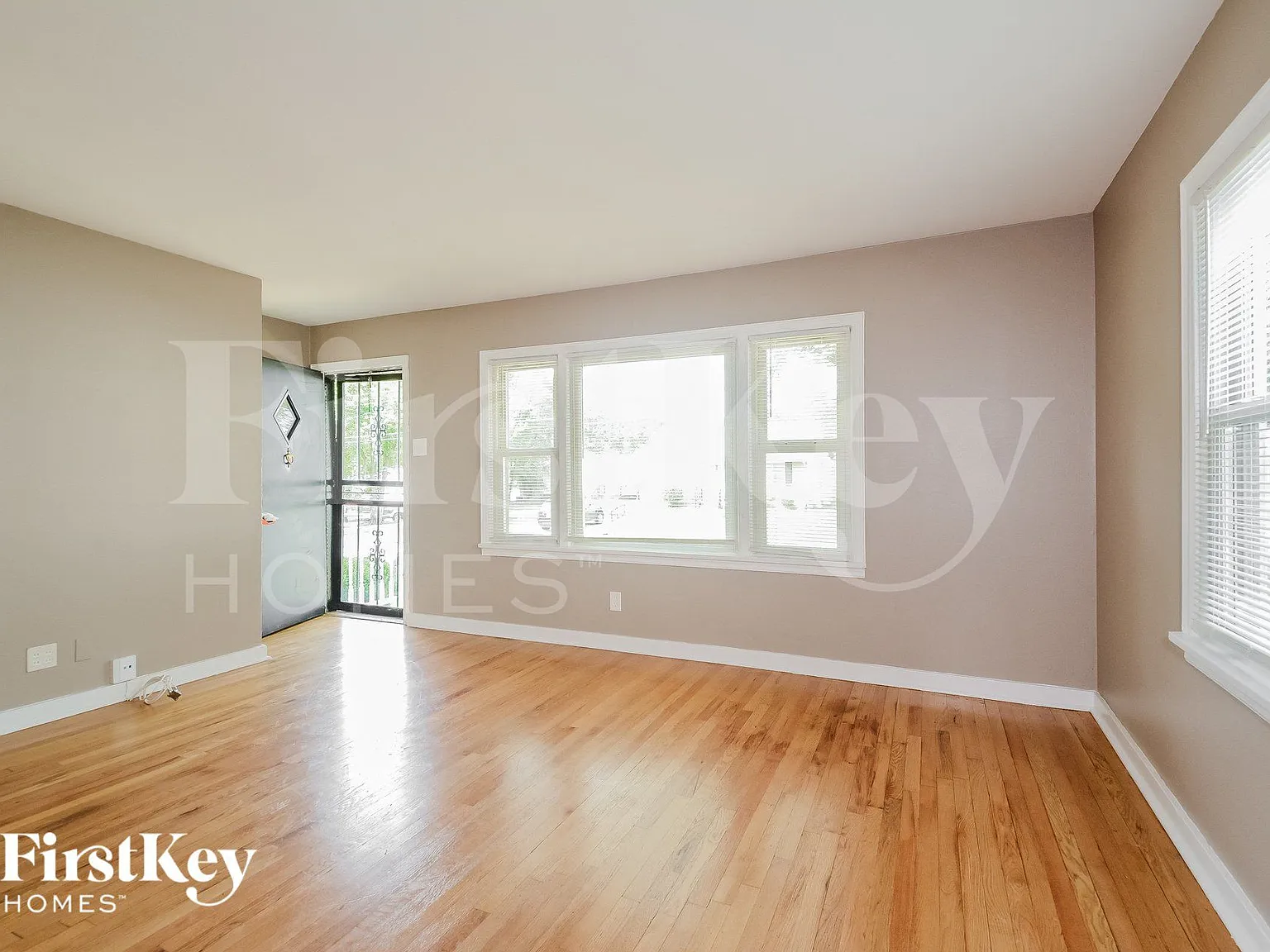 3 bed, 1.0 bath, 1075 sqft, $1,335 — Photo 3