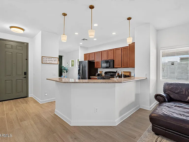 823 W Witt Ave — Photo 2