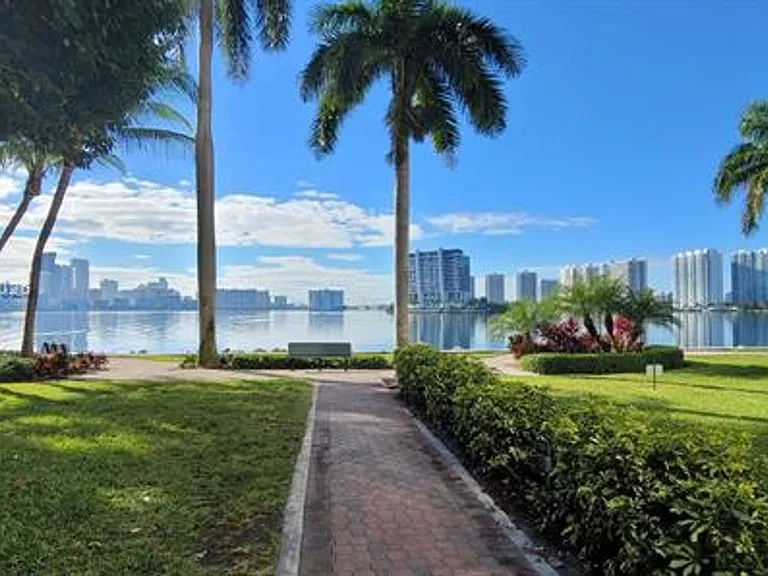 3600 Mystic Pointe Dr #114 — Photo 20
