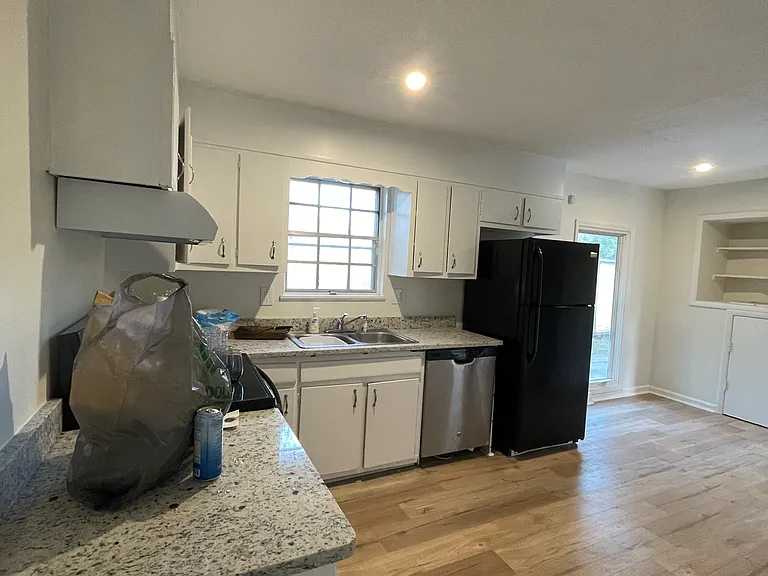 600 Eastbrook Dr NW — Photo 2
