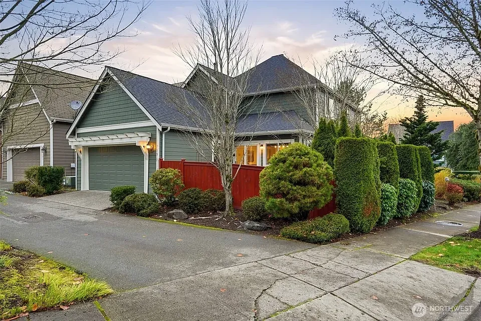 3 bed, 2.5 bath, 2260 sqft, $4,100 — Photo 2