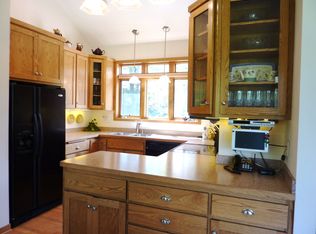 2 Dove Ln, North Oaks, MN 55127