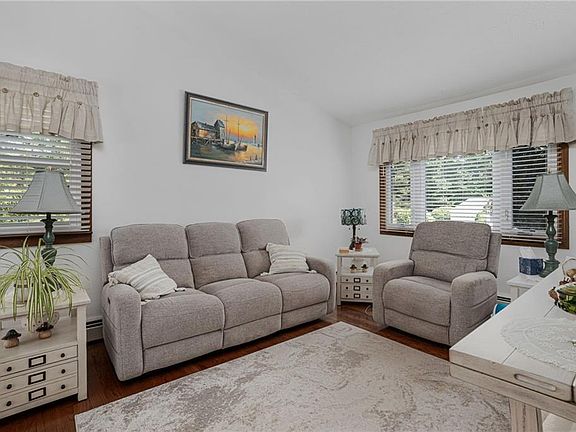 5th image of 40 Red Oak Dr