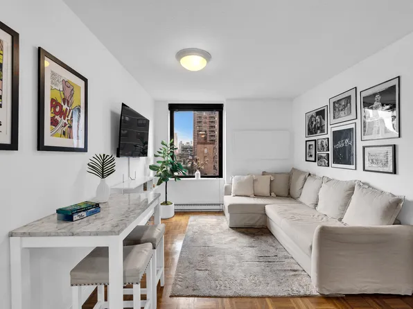 1601 3rd Avenue image 1 of 6