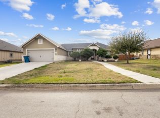 105 Grand Vw, Floresville, TX 78114