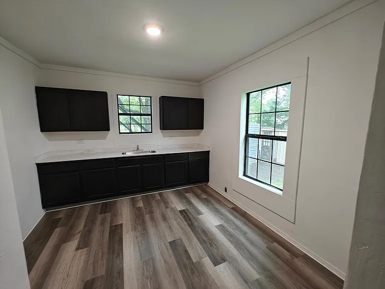 211 E Standifer St #B — Photo 5