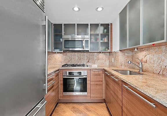 5th image of 235 E 55th St APT 33C