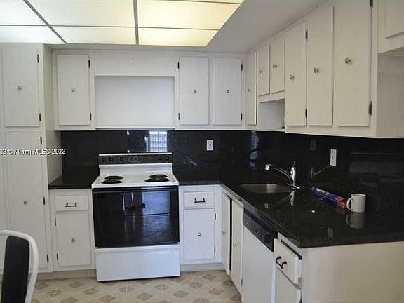 2nd image of 18021 Biscayne Blvd APT 803