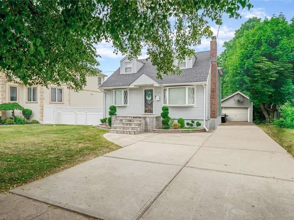 124 Central Parkway, Merrick, NY 11566