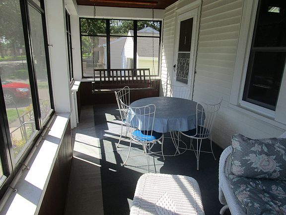 Large front 3 season porch