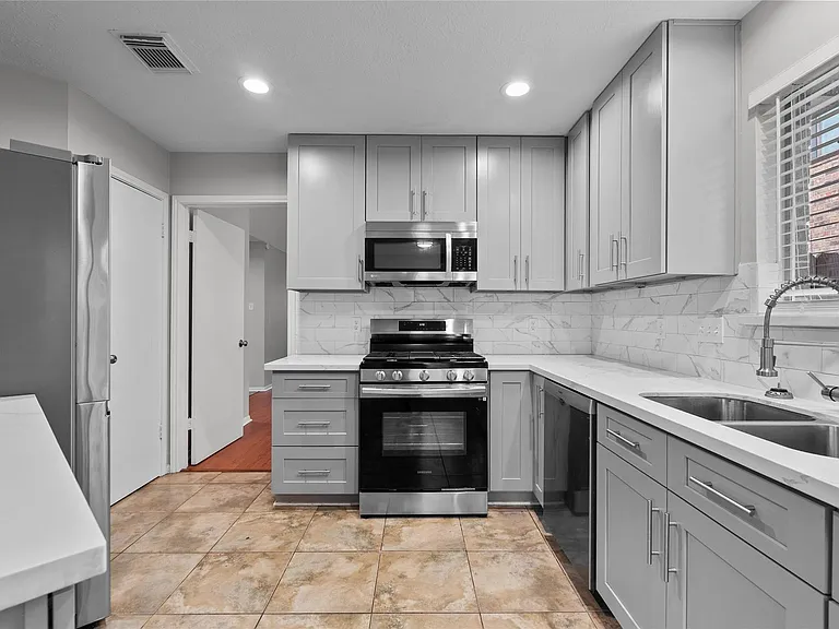 15834 Constitution Ln — Photo 16