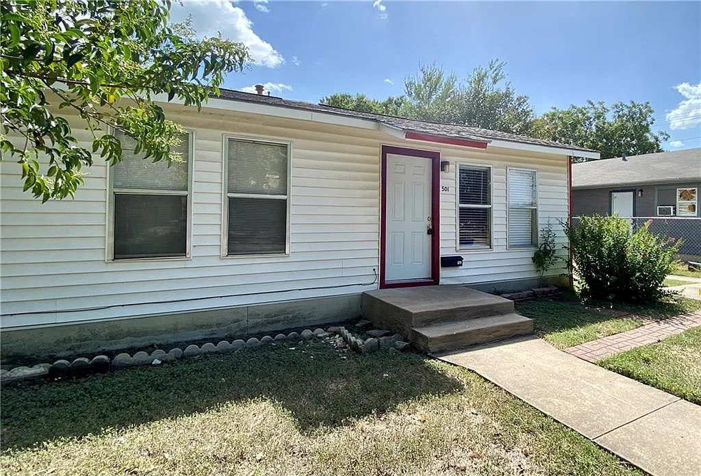 5 bed, 1760 sqft, $3,495 — Photo 2