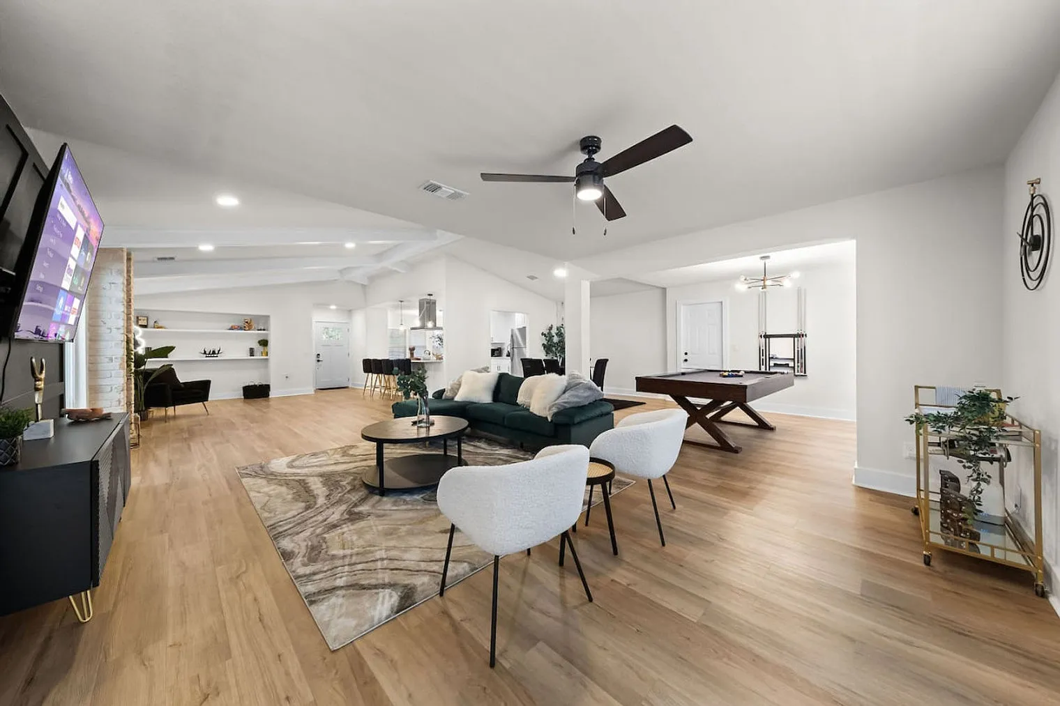 6 bed, 2.0 bath, 107628 sqft, $4,433 — Photo 3