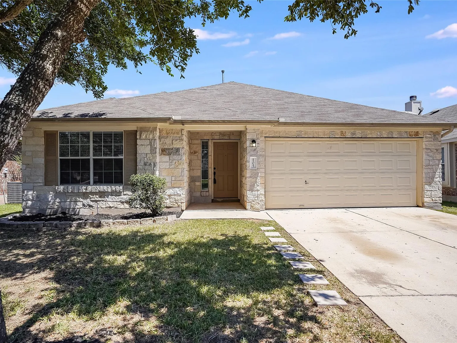 3 bed, 2.0 bath, 1698 sqft, $1,895 — Photo 2