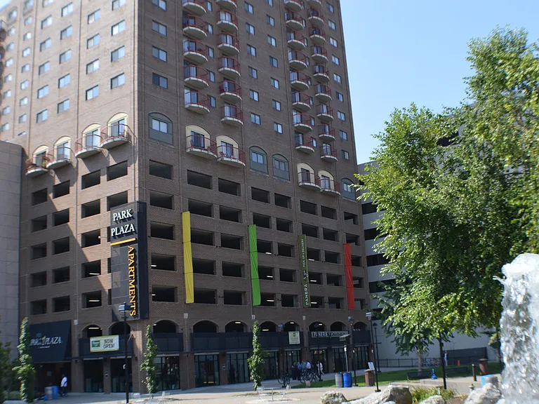 Park Plaza Apartments — Photo 1