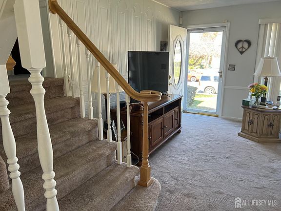 4th image of 24 Hillsdale Rd