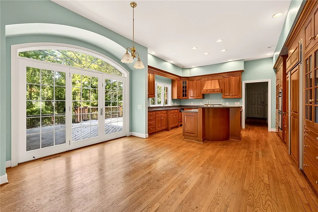 5 bed, 5.5 bath, 5746 sqft, $5,850 — Photo 3