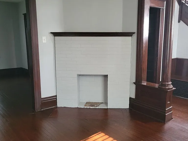 438 E Creighton Ave — Photo 2