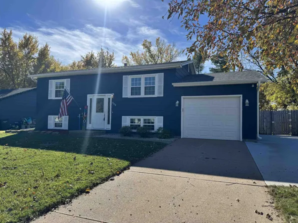 909 Brentwood Ave, Hastings, NE 68901
