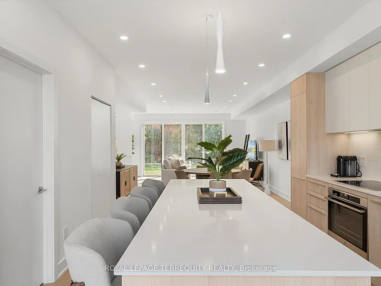 37 Rockmount Cres — Photo 7