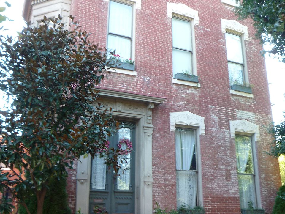 1st image of 430 W Oak St