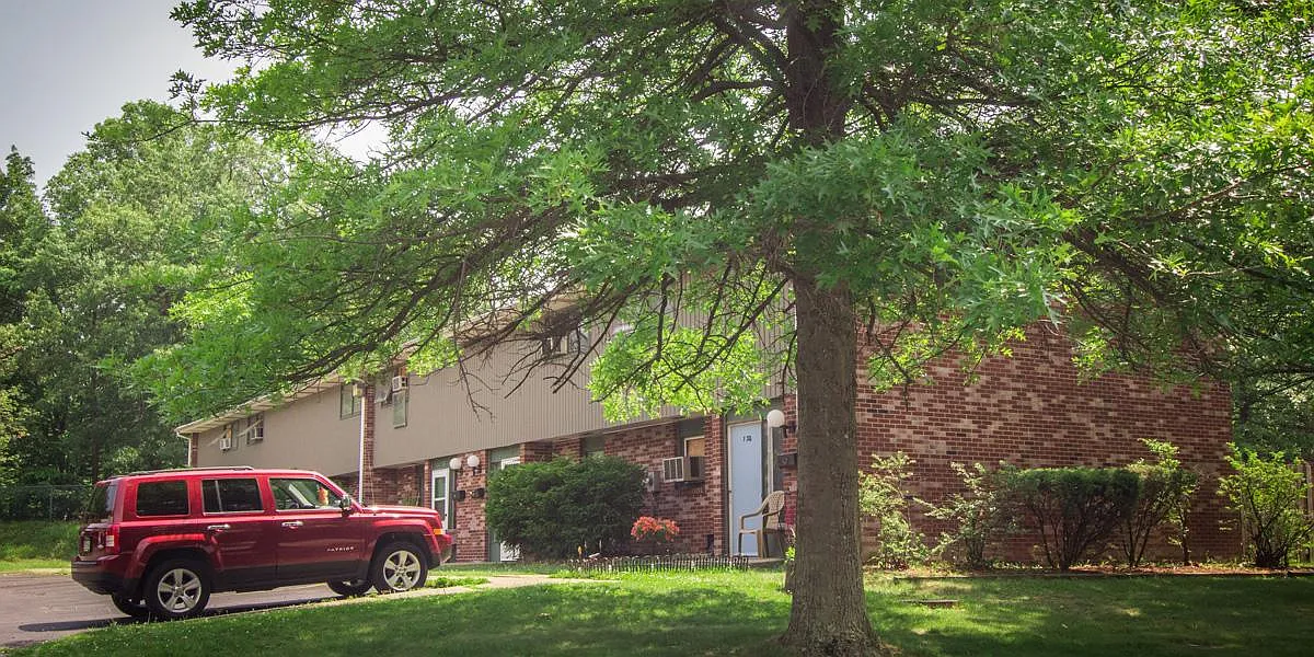 Colonial Oaks Apartments — Photo 2