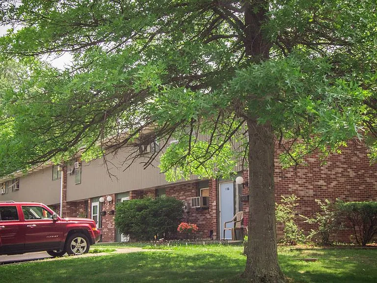 Colonial Oaks Apartments — Photo 2