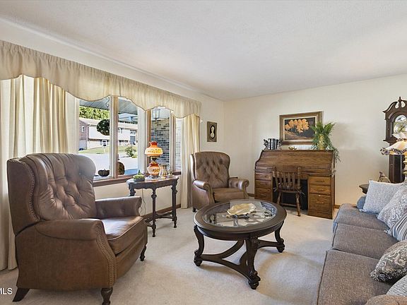 5th image of 122 Tiffany Ln