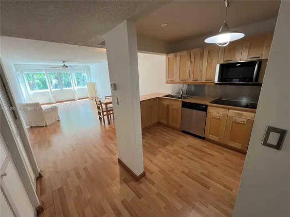 120 Lakeview Dr APT 203, Weston, FL 33326