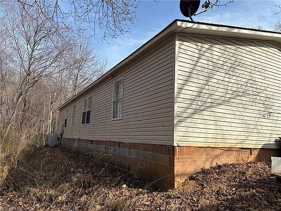 3rd image of 125 Maple Hollow Rd