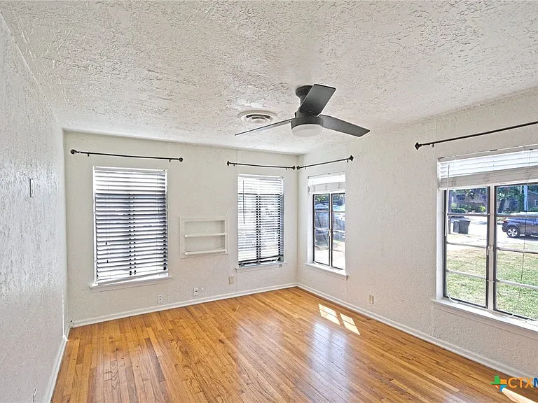 268 E Mill St — Photo 15