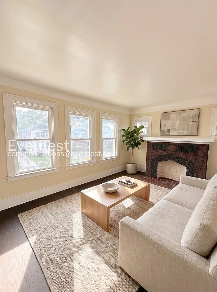 2 bed, 1.0 bath, 2100 sqft, $1,200 — Photo 2