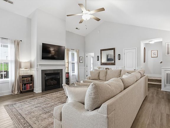 3rd image of 33 Ancient Oaks Ct