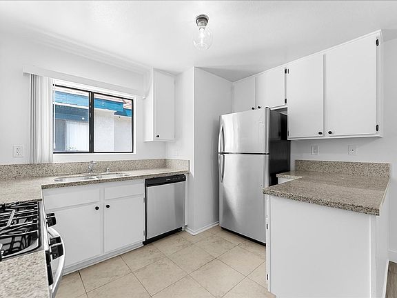 4th image of 444 W Windsor Rd #10