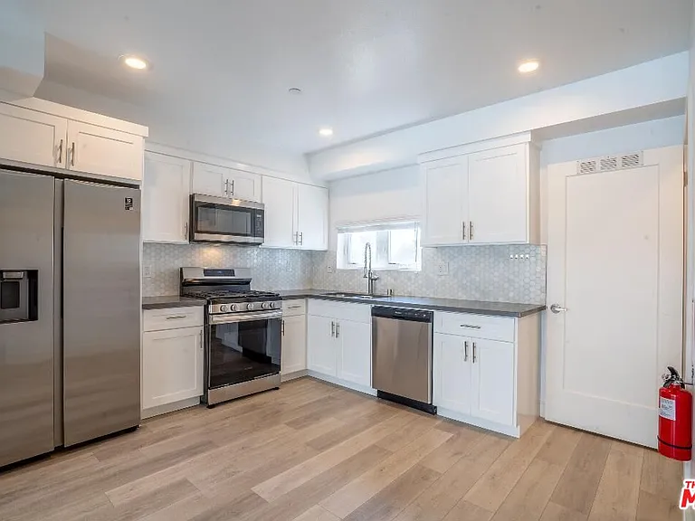 608 N Gramercy Pl — Photo 2