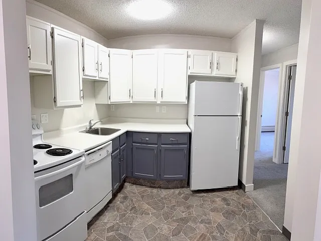 Meadowbrook Apartments — Photo 4